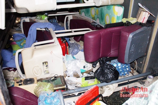 Sau khi gặp nạn, chiếc xe lật nghiêng sang bên phải nên hệ thống của ra vào bị chèn nên hành khách phải thoát ra bằng hệ thống cửa kính.