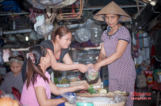 Ngay từ đầu buổi chợ, những hàng bánh đúc đã nhộn nhịp bán mua. Cữ cuối tuần, nhiều bà nội trợ mua bánh đúc về thay cho bữa cơm trưa thường nhật để đổi vị.