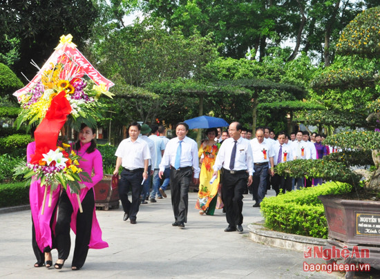 Cán bộ, đảng viên, người lao động Đảng bộ Khối doanh nghiệp Nghệ An dâng hoa, dâng hương tại Khu di tích Kim Liên