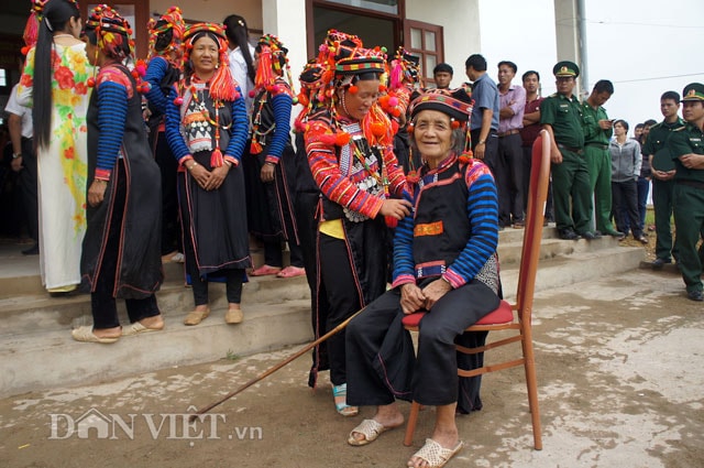 Cụ Toán Ha De, 90 tuổi, ở bản Mù Cả, xã Mù Cả vẫn còn đủ sức khoẻ để đến tận nơi bỏ phiếu.