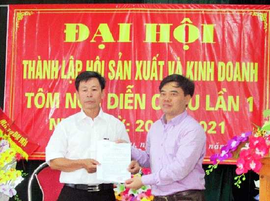 Ông Nguyễn Viết Hùng – Phó Giám đốc Sở Khoa học Công nghệ tỉnh Nghệ An trao quyết định thành lập hội cho Hội sản xuất và kinh doanh tôm nõn Diễn Châu