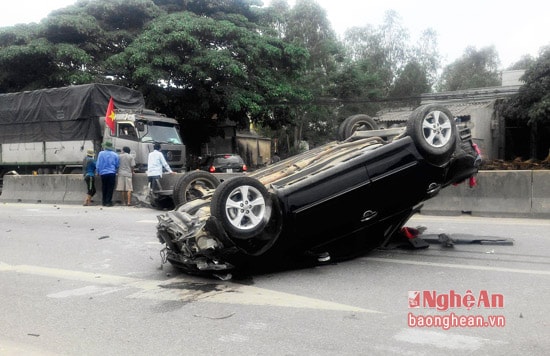 Hiện trường vụ tai nạn, chiếc xe nằm lật chõng chơ trên đường.