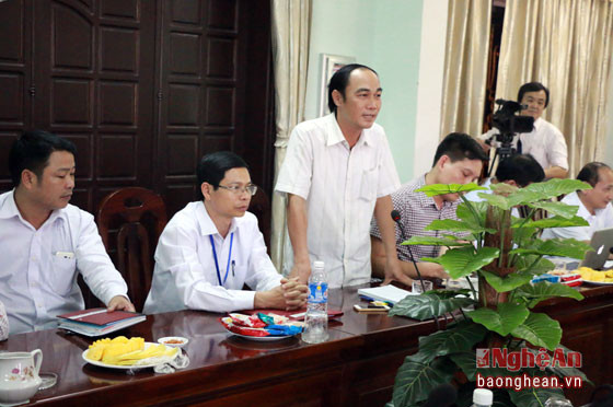 Ông Trần Quốc Khánh, Phó Trưởng ban Tuyên giáo phát biểu báo các về tình hình kinh tế xã hội của tỉnh và đánh giá cao chuyến làm việc của đoàn cán bộ đến từ nước Cộng hòa Dân chủ Nhân dân Lào