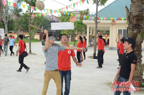 Ban Điều phối - Ban Tổ chức Hành Trình Đỏ Miền Trung tổ chức nhiều hoạt động, trò chơi trong ngày hội này.