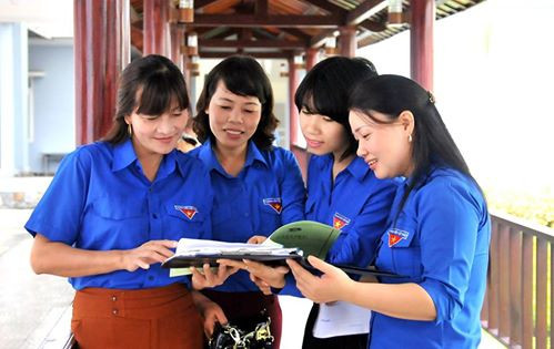 Cô Lê Thị Minh Thư  (ngoài cùng bên trái) đang trao đổi nghiệp vụ với đồng nghiệp.