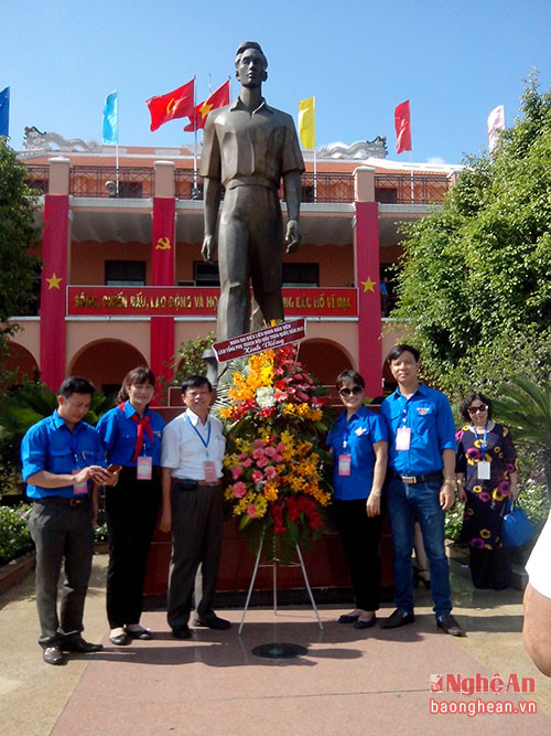 -Cô Lê Thị Minh Thư ( thứ 2 từ trái sang) cùng lãnh đạo Sở Giáo dục và Tỉnh đoàn Nghệ An đâng hương tại Bến Nhà Rồng nhân dịp gặp mặt Tổng phụ trách giỏi toàn quốc 7/ 2015.