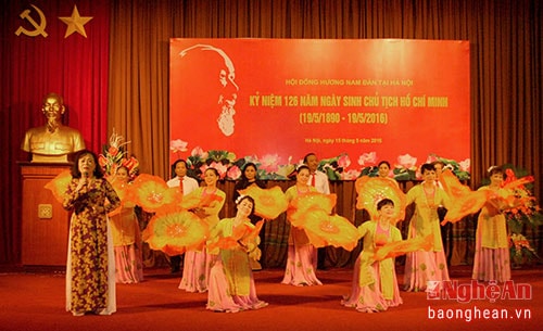 Các thành viên Hội đồng hương Nam Đàn tại Hà Nội biểu diễn văn nghệ tại buổi lễ.