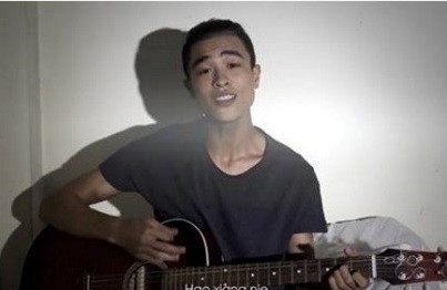 Chàng trai gây chú ý trên mạng với bản cover ca khúc I miss you của Joyce Chu. Ảnh cắt từ clip.