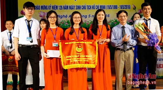 Trao giaỉ Nhất cho khoa hóa học.