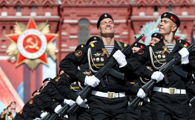 Quân nhân Nga trong lễ diễu binh Ngày Chiến thắng tại Quảng trường Đỏ hôm 9/5. Ảnh: Reuters.