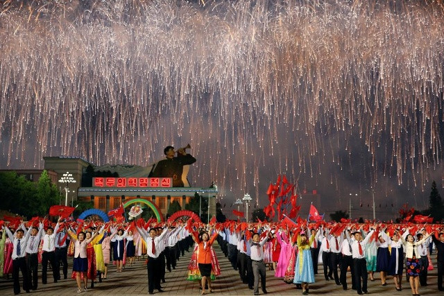 Pháo hoa rực rỡ trong đêm mừng thành công đại hội đảng Triều Tiên ở quảng trường thủ đô Bình Nhưỡng hôm 10/5. Ảnh: Reuters.