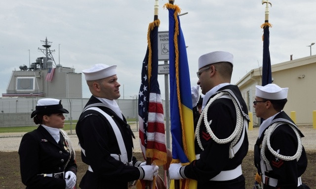 Binh lính Mỹ và Romania tại lễ khánh thành trạm phòng thủ tên lửa Aegis Ashore hôm 12/5. Ảnh: AFP.