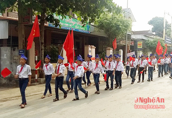 Học sinh Trường THCS Hòa Hiếu 1 và THCS Hòa Hiếu 2, thị xã Thái Hòa tham gia diễu hành trên trục đường của Thị xã tuyên truyền, cổ động chào mừng ngày hội bầu cử.