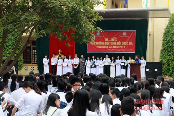 Lãnh đạo Trường THPT chuyên Phan Bội Châu trao thưởng cho học sinh đạt giải Ba