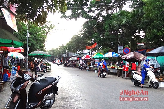 Trên đoạn đường Đào Tấn, nga trước khu mộ Đội Cung nhiều năm nay người dân chiếm dụng hành lang ATGT để bày bán hàng hóa