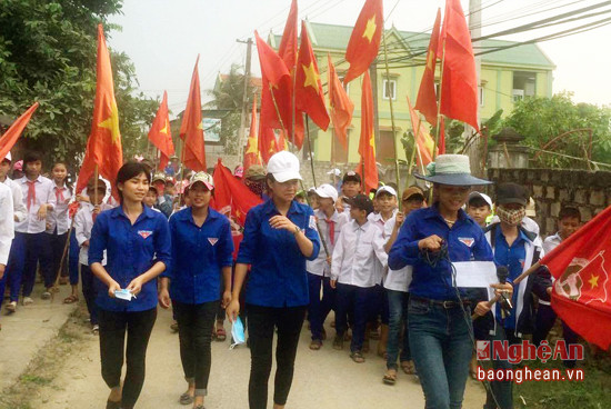 Diễu hành tuyên truyền bầu cử ở xã Quỳnh Long (Quỳnh Lưu)