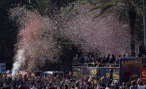 Barca chỉ diễu hành chia vui trên đường phố chứ không về sân Nou Camp mừng chiến thắng. Nếu giành thêm Cup Nhà vua vào ngày 22/5 tới, thầy trò HLV Luis Enrique sẽ có lễ chia vui lớn hơn.