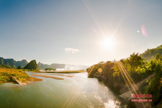 Sông Lam luôn gắn liền với những chiến tích hào hùng của quân và dân Nghệ An. Bến phà Cây Chanh, miền Trà Lân – Anh Sơn  một trong những nút giao thong quan trọng trong thời kháng chiến chống Mỹ.