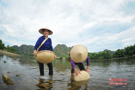  Những người đàn bà dân tộc Tày Poọng (huyện Tương Dương) xúc cá kiếm sống trên sông Lam.