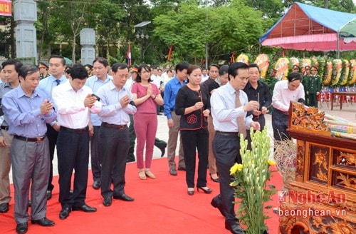 Đón các anh về, đông đảo các tầng lớp nhân dân đã đến nghĩa trang kính cẩn dâng hoa, thắp hương bày tỏ lòng tri ân sâu sắc.
