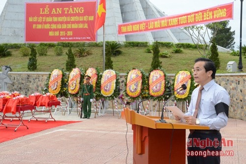 Đồng chí Lê Ngọc Hoa, Phó Chủ tịch UBND tỉnh Nghệ An đọc điếu văn tưởng niệm, khắc ghi công lao trời biển, mong anh hồn các liệt sĩ yên nghỉ trên đất mẹ.