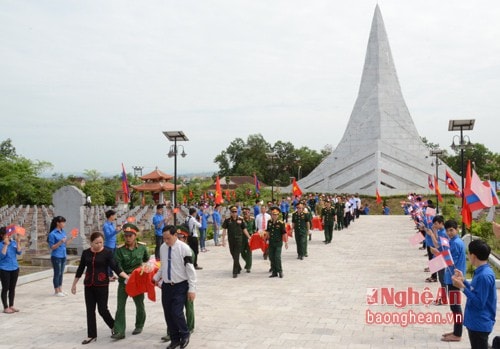 …Tiễn đưa các anh về cõi trường xuân.