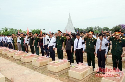 Lớp lớp cháu con hôm nay nguyện hứa noi gương các anh nêu cao ý chí quyết tâm bảo vệ vững chắc độc lập chủ quyền, xây dựng đời sống ấm no hạnh phúc.