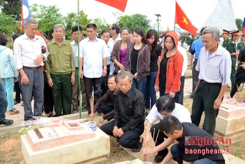 . Gia đình liệt sĩ Nguyễn Công Côn (liệt sĩ được xác định tên, tuổi nhờ xét nghiệm AND) trong ngày thỏa nguyện tìm, đưa cha ông mình về quê hương.