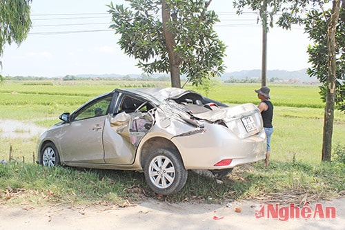 Chiếc xe con bị bép dúm phía sau.