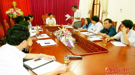 Lãnh đạo thị xã Cửa Lò báo cáo tình hình công tác chuẩn bị ở đơn vị bầu cử tại địa phương.
