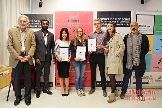 Ban tổ chức trao giải Nhì cho các nhóm tác giả đạt giải tại cuộc thi