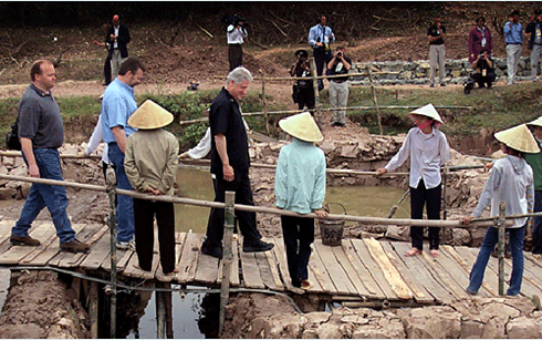 Trong chuyến thăm Việt Nam hồi năm 2000 trên cương vị Tổng thống Mỹ, ông Bill Clinton tập trung nhiều vào vấn đề tìm kiếm tù binh chiến tranh (POW) và lính Mỹ mất tích trong chiến tranh (MIA). (Ảnh: Getty)