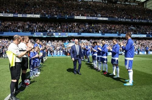 Gần 42.000 CĐV có mặt tại Stamford Bridge đều đứng cả dậy, không chỉ để họ và các cầu thủ Chelsea thực hiện nghi thức truyền thống của Ngoại hạng Anh - chào đón nhà tân vô địch, mà còn để dành những tràng vỗ tay tán thưởng cho gương mặt thân quen năm xưa. 