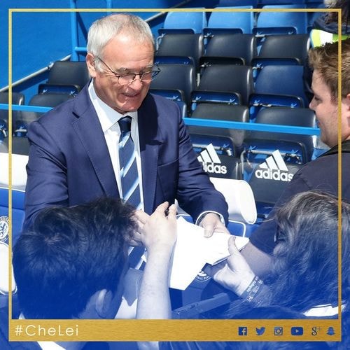 Ranieri tranh thủ ký tặng một số người hâm mộ. Nhà cầm quân người Italy đã rời xa Stamford Bridge 12 năm, nhưng ông vẫn nhận được nhiều tình cảm từ các CĐV Chelsea. 