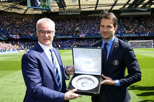 Một học trò cũ khác của Ranieri ở Chelsea năm xưa, cựu thủ môn Carlo Cudicini, thay mặt đội chủ nhà tặng HLV người Italy món quà lưu niệm.