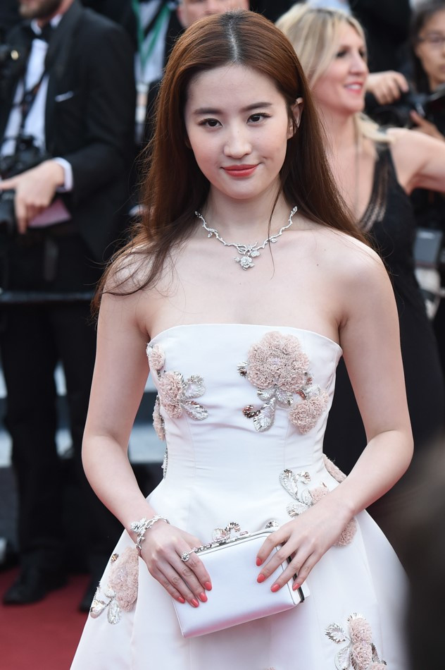 Lưu Diệc Phi diện đầm kết hoa của thương hiệu Dior trên thảm đỏ khai mạc LHP Cannes.