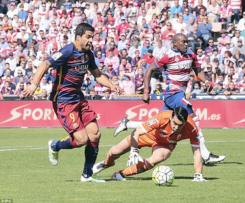 Luis Suarez (trái) rực sáng trong ngày Barcelona vô địch La Liga.