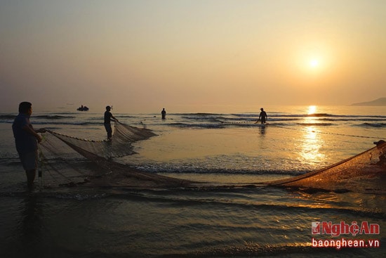 Một tốp đàn ông từ 8 đến 10 người cùng thực hiện công việc này. Trong ánh bình minh rực rỡ, khung cảnh kéo lưới bỗng trở nên đẹp lung linh