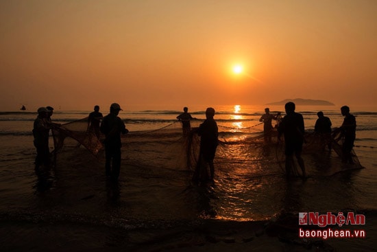 Những ngư dân chân chất ngàn đời bám biển đã làm nên bức tranh đẹp trong khung cảnh lao động hàng ngày của chính mình