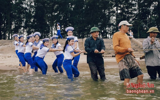 Người lính hải quân cùng vơi ngư dân vùng biển khai thác hải sản và gìn giữ biển trời của quê hương