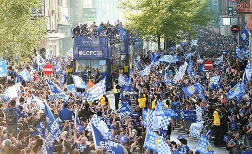 Leicester phải dùng bốn chiếc xe bus để chở các cầu thủ, ban huấn luyện và ban giám đốc.