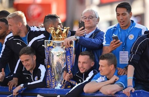 Ranieri và các cầu thủ không quên quay lại khoảnh khắc đáng nhớ.