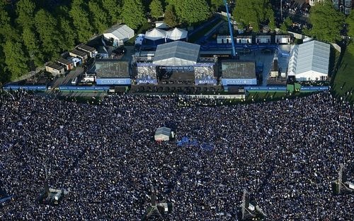 Biển người đến chung vui cùng Leicester