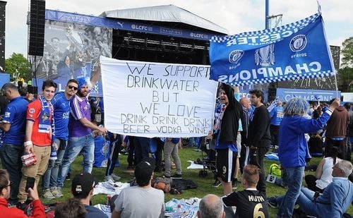 Một biểu ngữ vui về cầu thủ Drinkwater của Leicester.