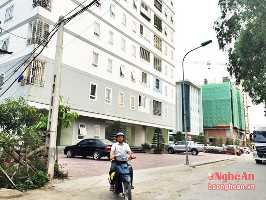 Chung cư Hưng Bình được xây dựng trong lòng khu dân cư chật hẹp