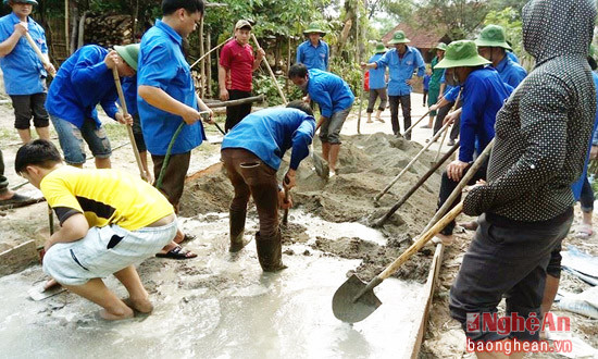 Đoàn viên thanh niên các xã ở Tương Dương làm đường giao thông nông thôn.