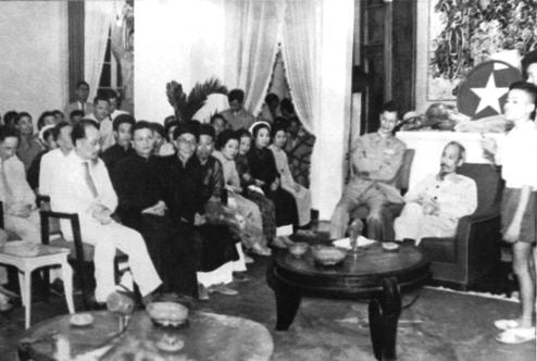 Bác Hồ với nhân dân thủ đô Hà Nội - Ảnh Tư liệu.