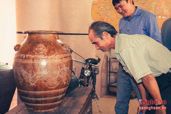 Người xem thích thú bởi mỗi một kỷ vật được trưng bày là một tác phẩm nghệ thuật thức sự