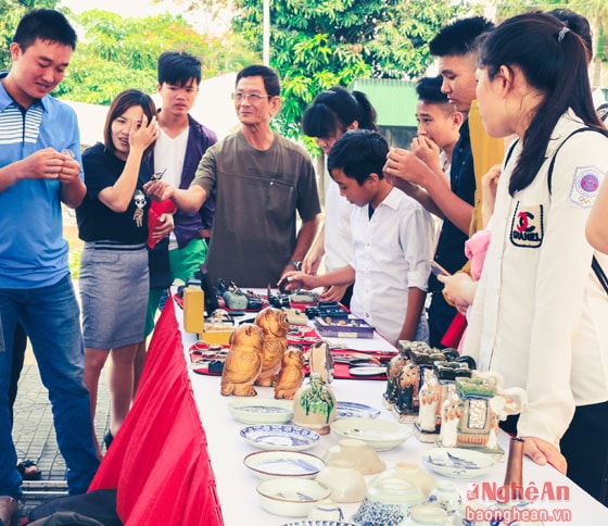 Thông qua triển lãm, nhắc nhở mỗi người về truyền thống, về văn hóa dân tộc.