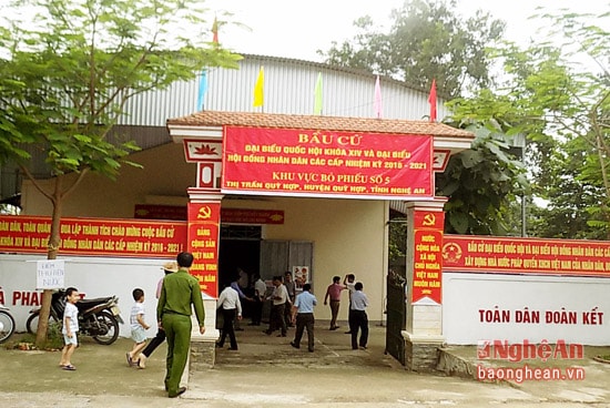 Một điểm bỏ phiếu ở thị trấn Quỳ Hợp.